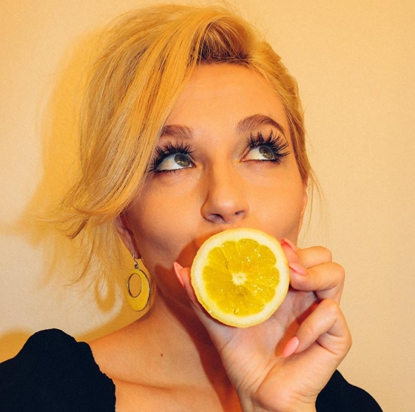 Лимонный сок для волос: рецепты осветления и ополаскивания